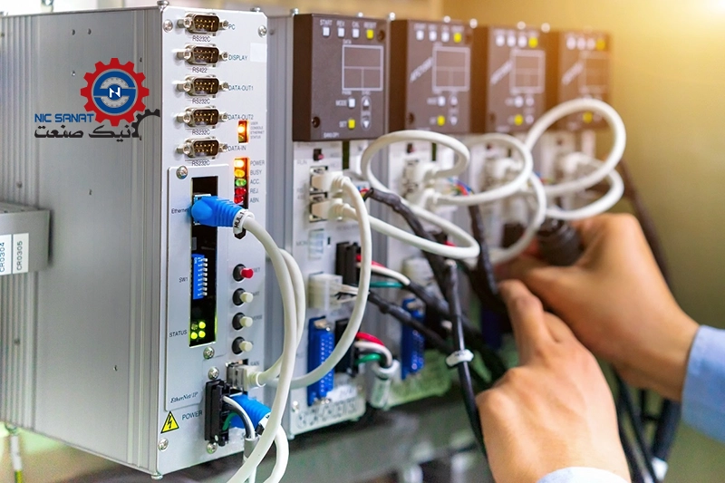 تصویر نصب دقیق سیستم PLC با کابل‌ها و پانل الکتریکی